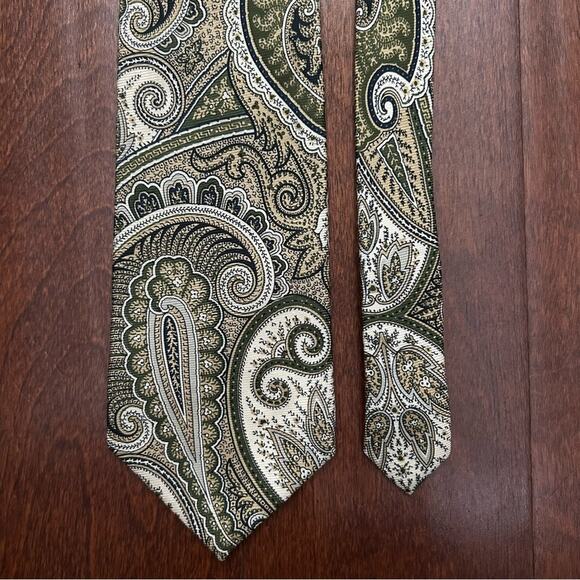 Brooks Brothers Green and Cream Paisley Tie - Picture 5 of 11